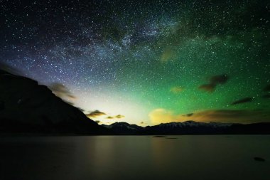 Samanyolu ile muhteşem yıldızlı gökyüzü Kanada Kayalıkları 'nın arka planına karşı