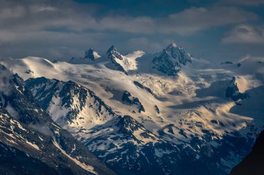 Morteratsch ve karlı dağların manzarası, İsviçre Alplerinde Bernina Massif