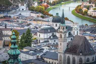 Salzburg 'un yukarısındaki eski şehir manzarası Kale, Avusturya, Salzburger topraklarından gündoğumunda