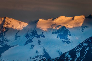Morteratsch ve karlı dağların manzarası, İsviçre Alplerinde Bernina Massif