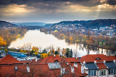 Prag Vysehrad eski kenti ve Vltava nehri dramatik bir sonbahar akşamında, Çek Cumhuriyeti