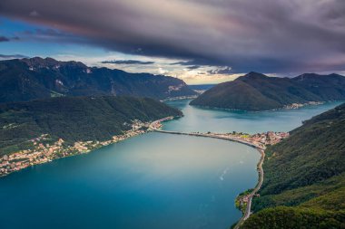 İsviçre 'nin İsviçre Alplerinde Lugano Gölü üzerinde dramatik günbatımı