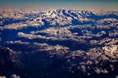 Hava Alp manzarası, görkemli Gran Paradiso karla kaplı İtalyan Alpleri ve Vanoise, Fransa