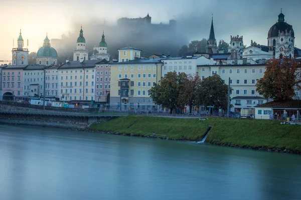 ザルツブルグ オーストリア ザルツブルグ州ザルツバッハ川からの霧に包まれた日の出の静かな街並み — ストック写真