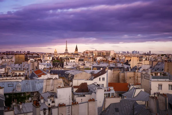 パリのエッフェル塔モンパルナスとインヴァリッドスカイライン劇的な夜 フランス — ストック写真