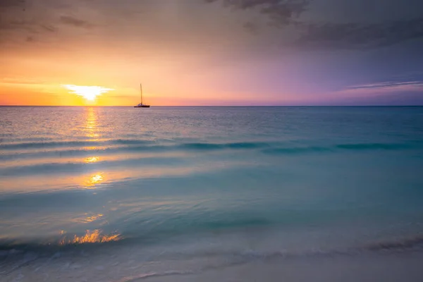 热带天堂 阿鲁巴田园诗般的驯鹿海滩 日落时分有船 荷属安的列斯 加勒比海 — 图库照片