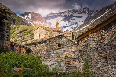 L Ecot, Fransa 'nın en güzel köylerinden biri olan Bonneval sur Arc' ın küçük bir köyüdür. Belle ve Sebastien filminin çekildiği yerdi. .