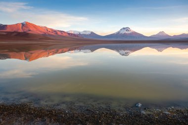 Idyllic Gölü yansıması ve Atacama Çölü, Kuzey Şili, Güney Amerika 'daki volkanik manzara