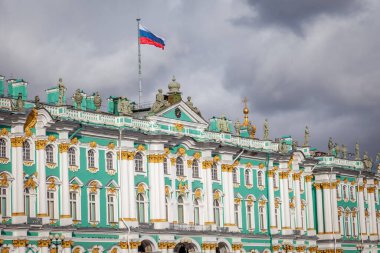 Rusya 'nın St. Petersburg, Rusya' daki Kış Sarayı 'nda gökyüzünde dalgalanan Rus bayrağı