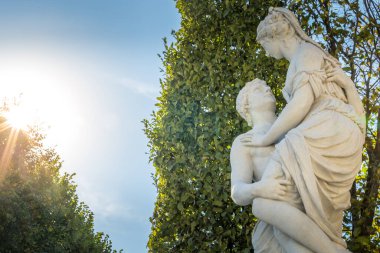 Viyana halk parkında dolunay ile altın sonbahar günbatımı, Avusturya, Avrupa