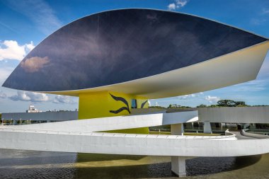 Curitiba, Brezilya, outubro 23, 2019, Fotoğraf Oscar Niemeyer Müzesi önünde çekildi, Curitiba şehrinde, Parana eyaletinin başkenti, Brezilya. Güneşli bir gündü..