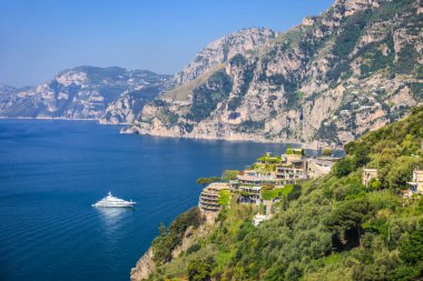 Güneşli bir günde yatı olan cennet uçurumlarından Amalfi Sahili, Campania, İtalya, Güney Avrupa