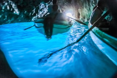 Cennet turkuvazı mağarasının içindeki kanolar, Capri mavi mağarası, İtalya