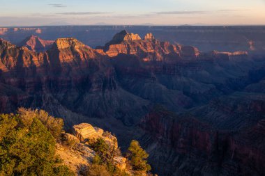 Grand Canyon kuzey kenarı silueti Golden Sunset, Arizona, ABD