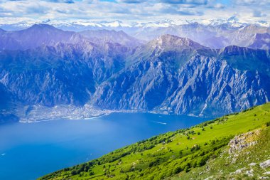 Kuzey İtalya 'daki Monte Baldo, Malcesine' den cennet ve turkuaz Garda Gölü 'nün üzerinde.