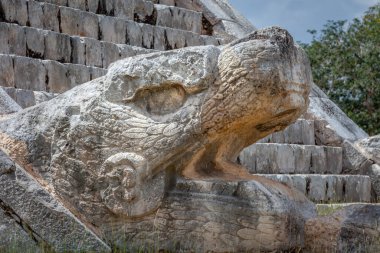 Maya Tanrısı Kukulcan 'ın başı Chichen Itza, Yucatan, Meksika' daki El Castillo piramidinin dibinde.