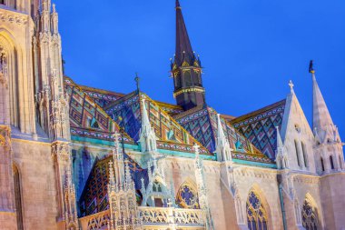 St. Matthias neogotik katedrali akşam Budapeşte 'de aydınlandı. Macaristan