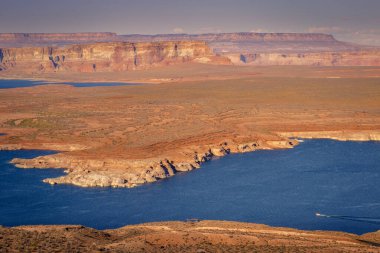 Powell Gölü ve marina yukarıdan günbatımı açık gökyüzü, Page, Arizona, ABD