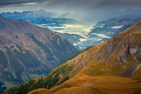 Vale Nebuloso Cima Grossglockner Paisagem Gama Montanhas Amanhecer Dramático Áustria — Fotografia de Stock