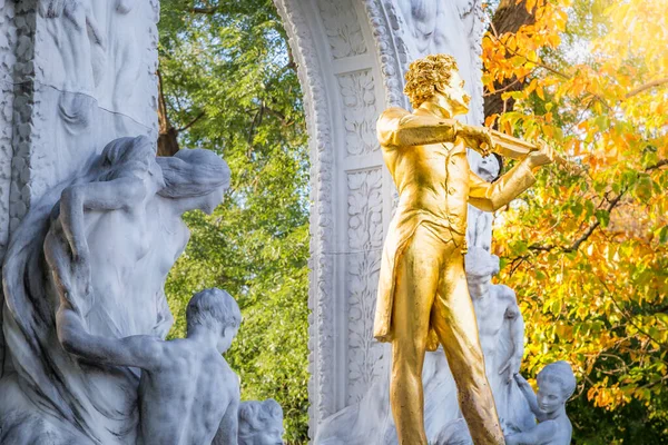 stock image Monument to composer Johann Strauss in Stadtpark at springtime sunrise, Vienna, Austria