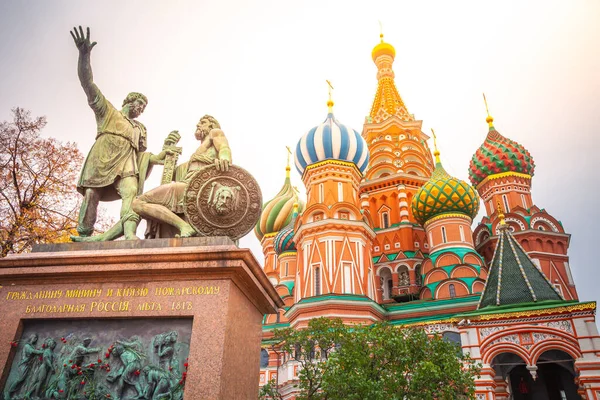 Moskva Med Basils Cathedral Närbild Vid Gyllene Soluppgång Ryssland — Stockfoto