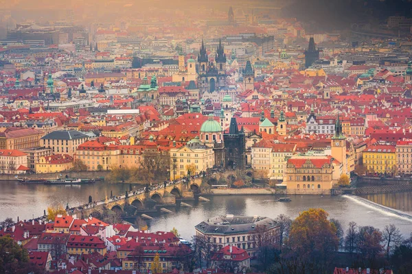 プラハ旧市街 カレル橋 ヴルタヴァ川の上の黄金の夕日 チェコ共和国 — ストック写真