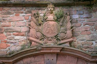 Heidelberg ortaçağ terk edilmiş mimarisi. Aslan ve armalı, Almanya.