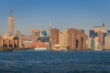 Manhattan silueti Hudson River, New York 'tan güneşli bir günde, Birleşik Devletler