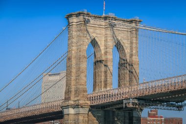 Brooklyn köprüsü ve Manhattan silueti Hudson River, New York 'tan güneşli bir günde, Birleşik Devletler