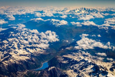 Hava Alp manzarası, görkemli Gran Paradiso karla kaplı İtalyan Alpleri ve Vanoise, Fransa