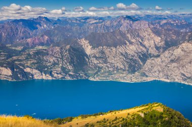 Kuzey İtalya 'daki Monte Baldo, Malcesine' den cennet ve turkuaz Garda Gölü 'nün üzerinde.