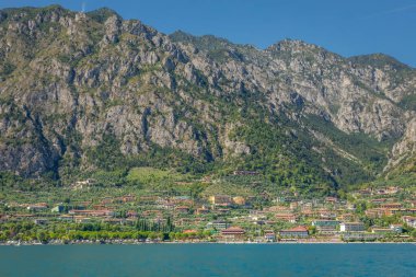 Idyllic Gölü Garda ve Limon Konsolosu Garda motorlu eski kasaba, İtalyan Alpleri