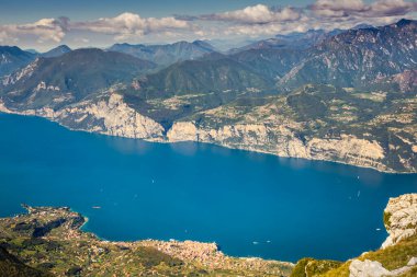 Kuzey İtalya 'daki Monte Baldo, Malcesine' den cennet ve turkuaz Garda Gölü 'nün üzerinde.