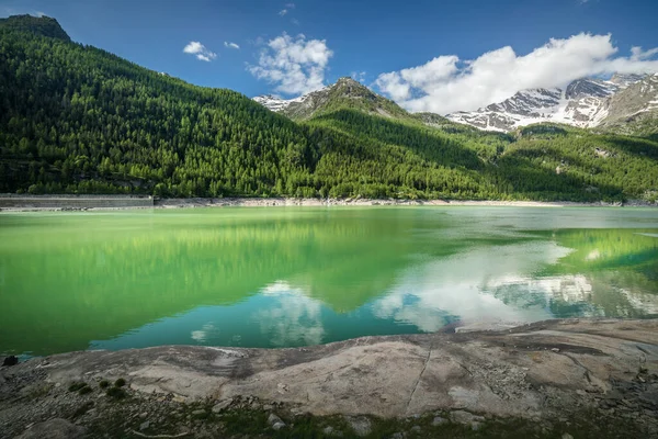 Smaragdgrüner See Und Berge Frühling Gran Paradiso Alpen Italien Nahe — Stockfoto