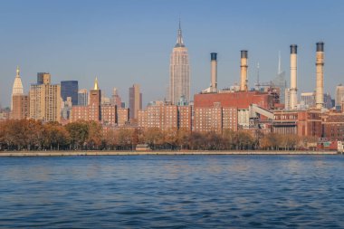 Manhattan silueti Hudson River, New York 'tan güneşli bir günde, Birleşik Devletler