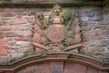 Heidelberg ortaçağ terk edilmiş mimarisi. Aslan ve armalı, Almanya.