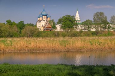 Aziz Niklas 'ın ahşap kilisesi Kremlin yakınlarında gün batımında nehirle birlikte, Suzdal, Rusya' nın altın yüzüğü.