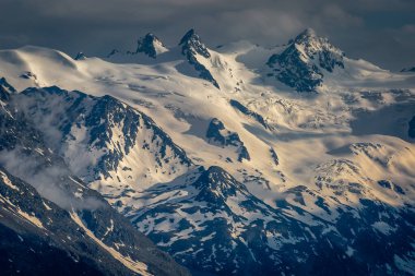 Morteratsch ve karlı dağların manzarası, İsviçre Alplerinde Bernina Massif