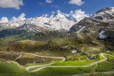 İlkbaharda dağlar arasındaki Alp Dağları, Gran Paradiso Alpleri, İtalya, Fransa sınırına yakın.