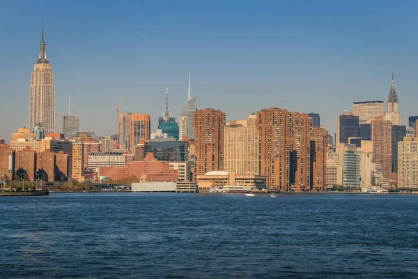 在美国 曼哈顿的天际线 从纽约市的胡德森河 阳光明媚的日子 — 图库照片
