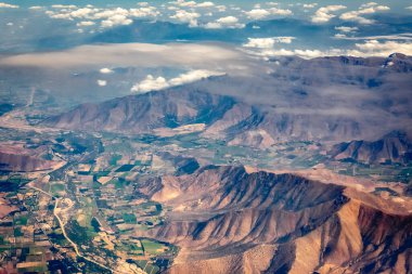 Andes kordillera ve tarımsal alan hava manzarası, Santiago, Şili, Güney Amerika yakınlarındaki dramatik manzara