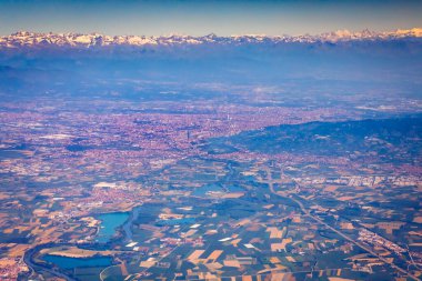 Güneşli bir günde Piedmont, İtalya 'da Torino ve karlı dağların panoramik hava manzarası