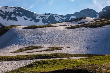 Karlı dağlar, altın gün batımında Alp manzarası, Gran Paradiso, İtalyan Idyllic kar örtülü dağlar, bahar günbatımında Alp manzarası, Gran Paradiso, İtalya