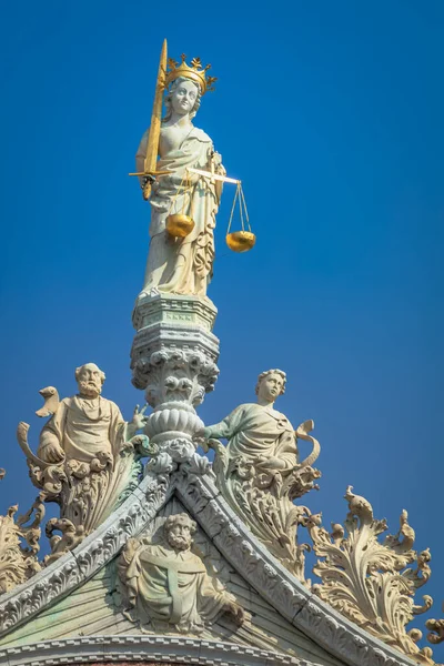 Святой Марк Феллика Леди Правосудия Статуи Фасадная Деталь Венице Северная — стоковое фото