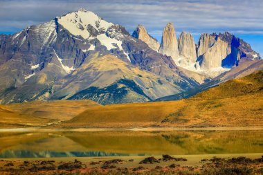 Torres del Paine granitleri dramatik gündoğumu ve göl yansıması, Şili Patagonya manzarası