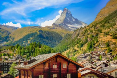 Sıfırıncı çam ağaçlarının tepesindeki Matterhorn Ormanlık cennet vadisi, İsviçre Alpleri