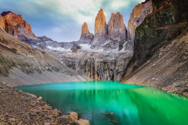 Torres del Paine granitleri dramatik gündoğumu ve göl yansıması, Şili Patagonya manzarası