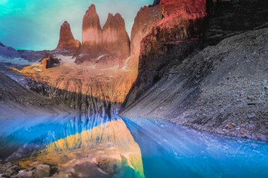 Torres del Paine granitleri dramatik gündoğumu ve göl yansıması, Şili Patagonya manzarası