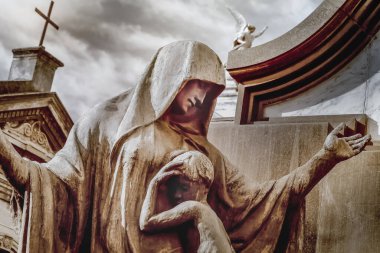 Genç, kırılgan melek ve güzel bakire Meryem, Recoleta mezarlığı, Buenos Aires