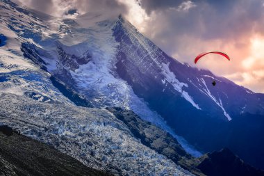 Mont Blanc 'ın üzerinde paragliding Massif huzurlu alp manzarası, Chamonix, Fransız Alpleri